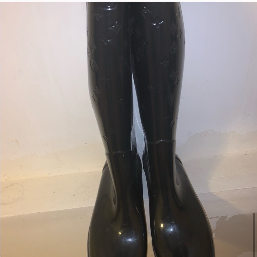 - Authentic Louis Vuitton Rain boots - Picture 6 of 7